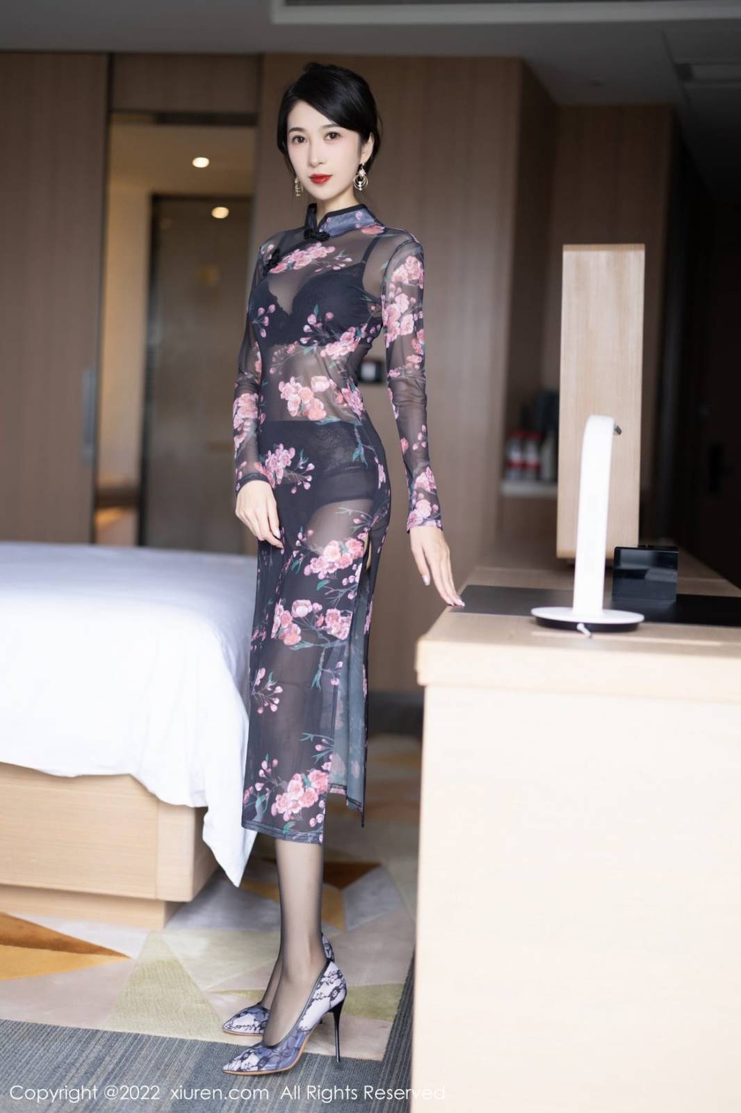 秀人网美女模特林乐一黑色轻透带花纹图案旗袍性感写真