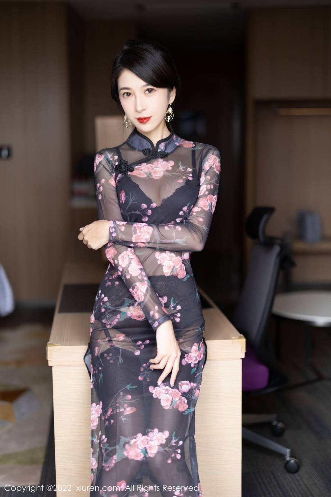 秀人网美女模特林乐一黑色轻透带花纹图案旗袍性感写真-4