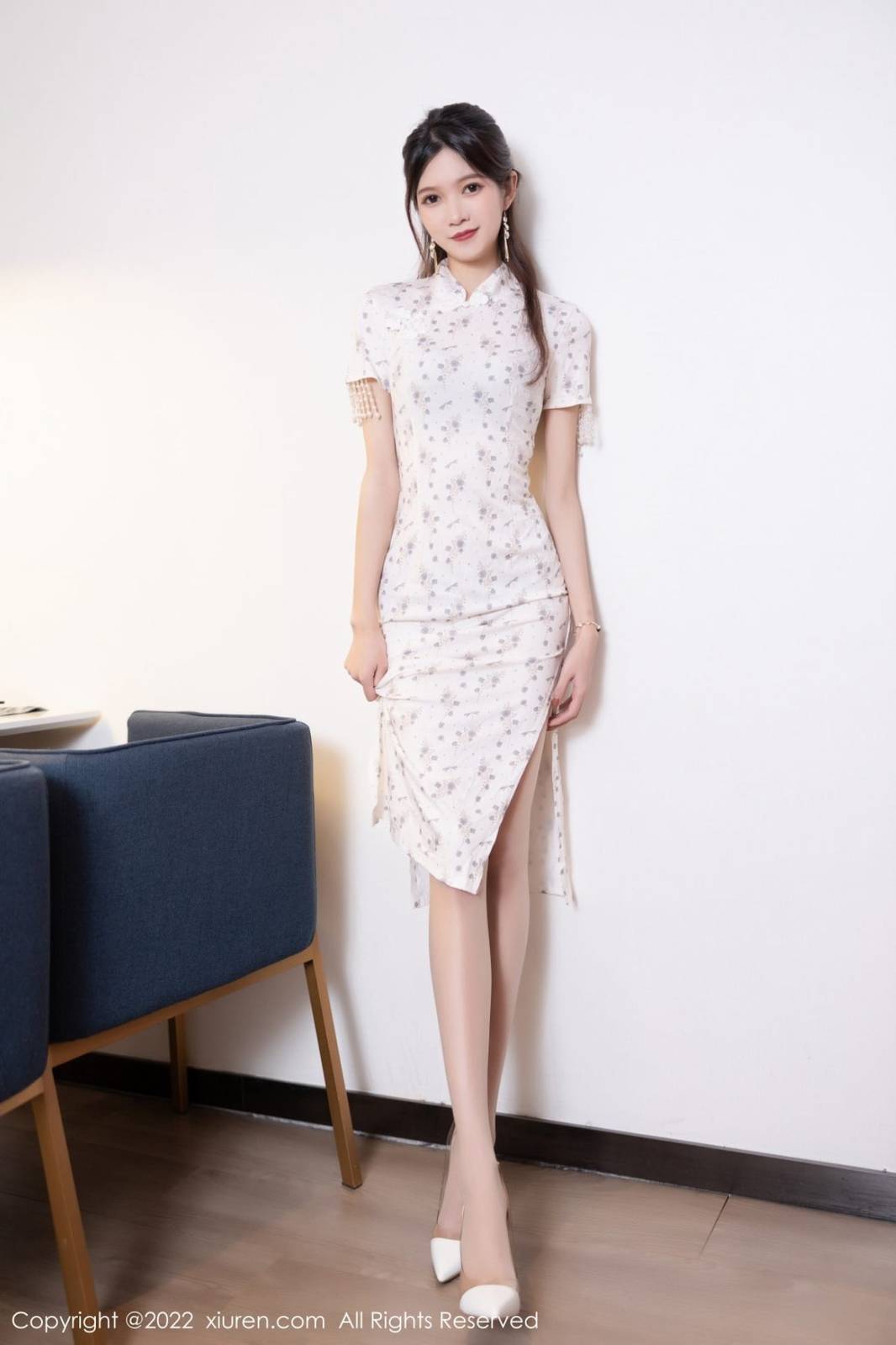 秀人网美女模特程开心米色带图案旗袍原色丝袜性感写真-3