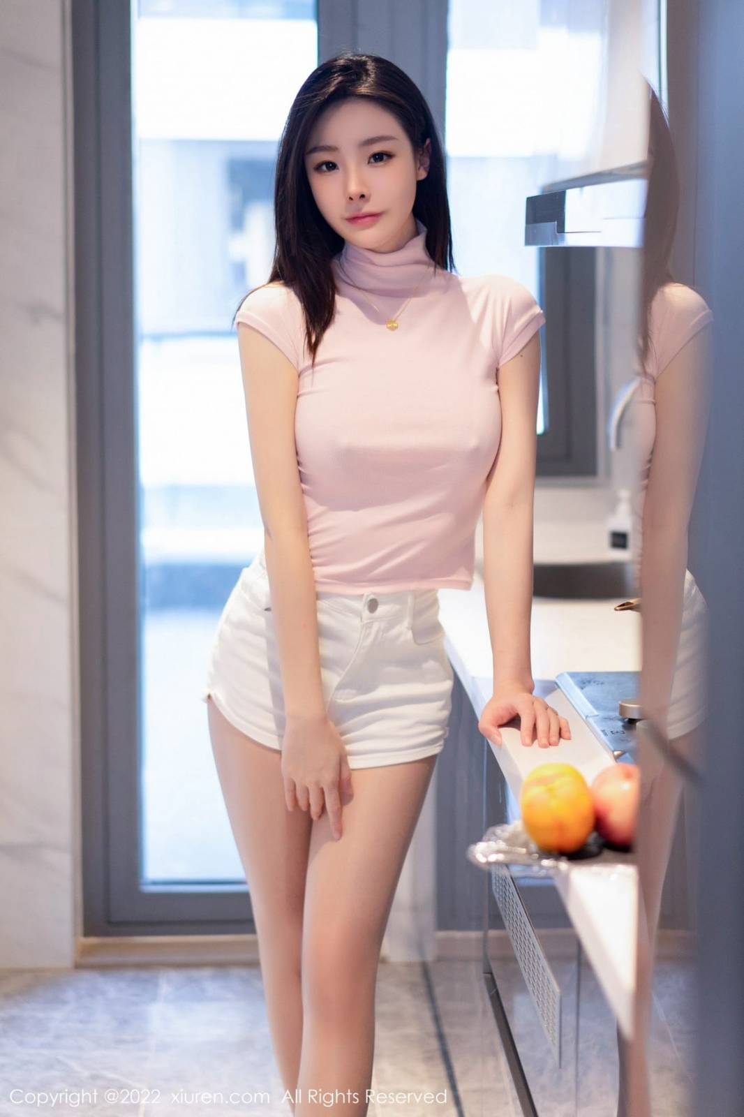 秀人网美女模特逗逗DouDou粉色上衣搭配白色超短裤性感写真