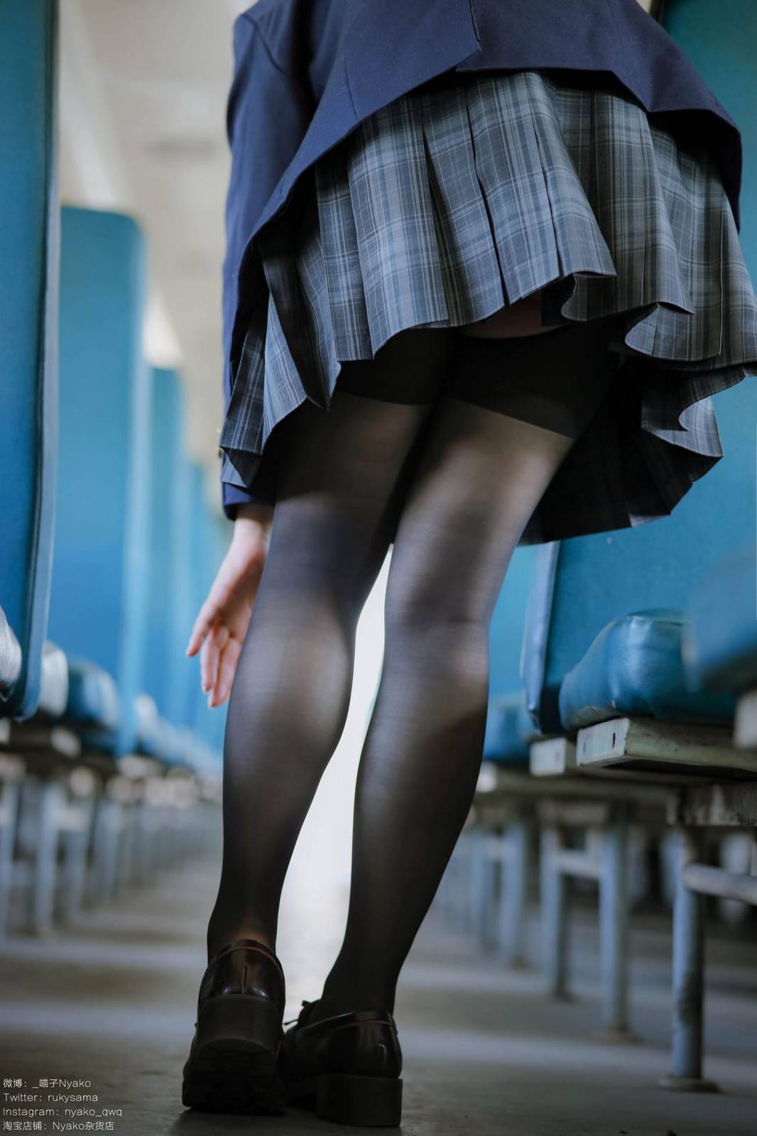 网络美女Nyako喵子火车车厢JK制服黑丝美腿系列写真-6