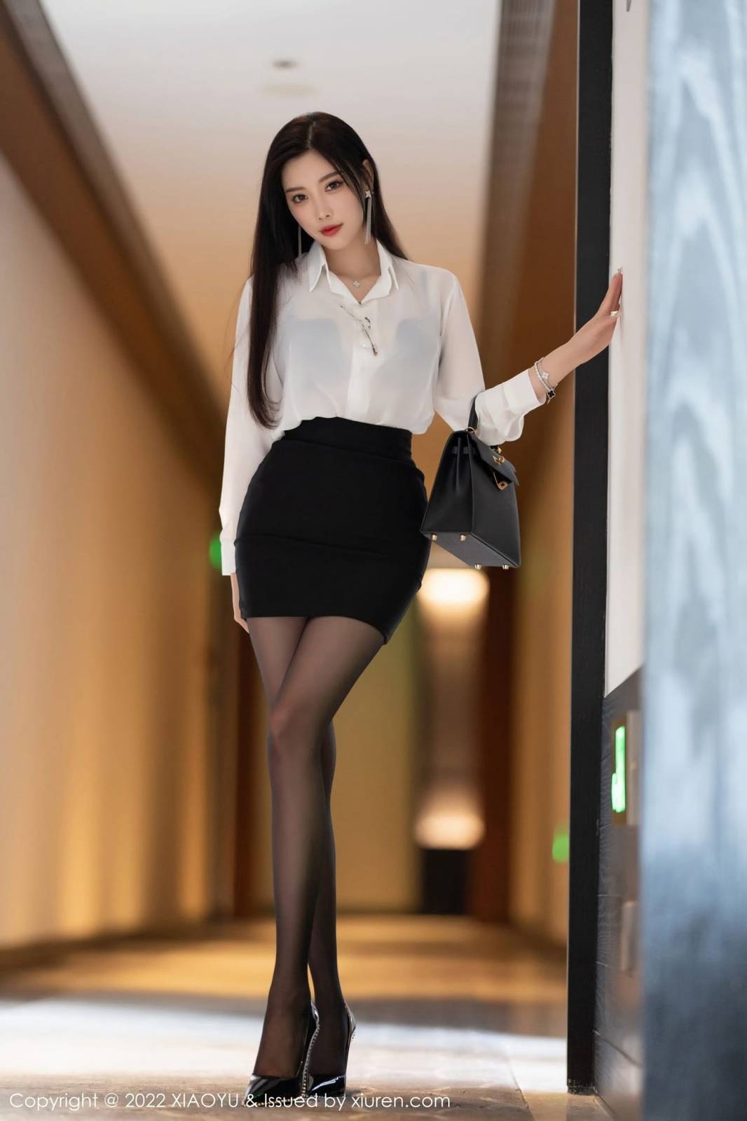 语画界性感女神杨晨晨Yome半透白衬衫职场OL装扮杭州旅拍-3