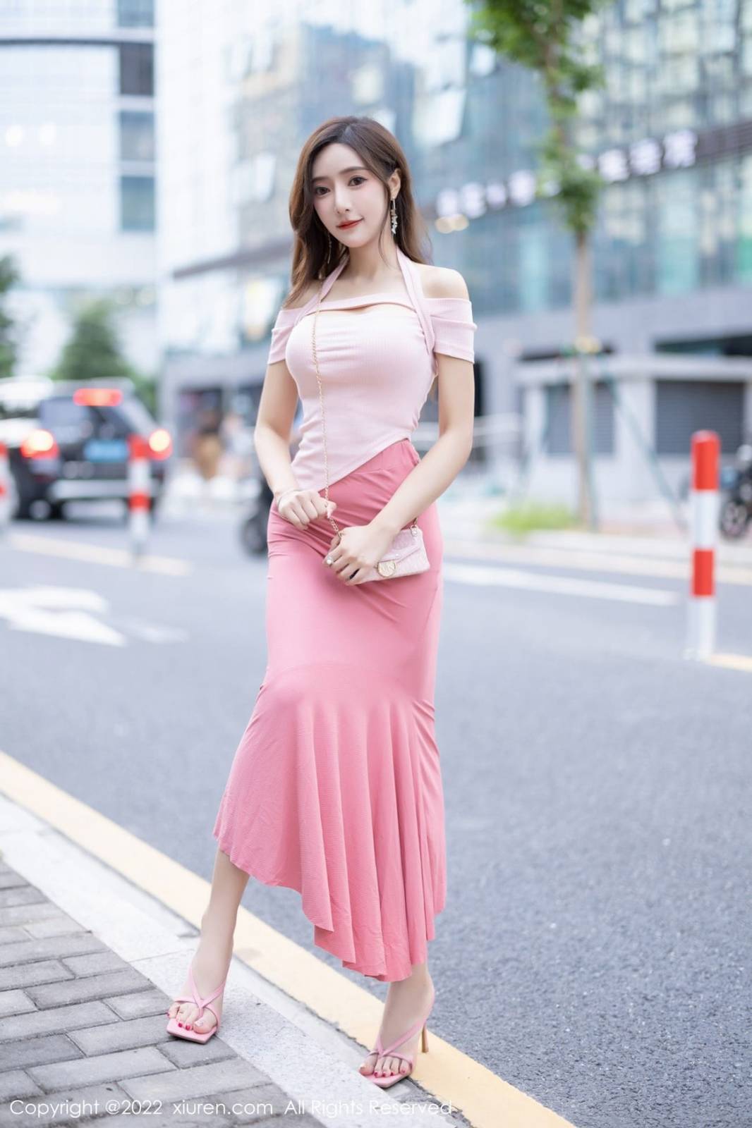 秀人网性感女神王馨瑶yanni粉色露肩上衣搭配粉色长裙写真-9