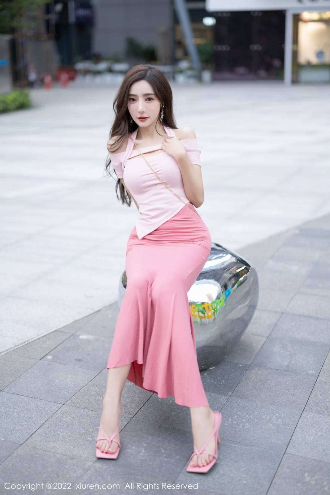 秀人网性感女神王馨瑶yanni粉色露肩上衣搭配粉色长裙写真-13