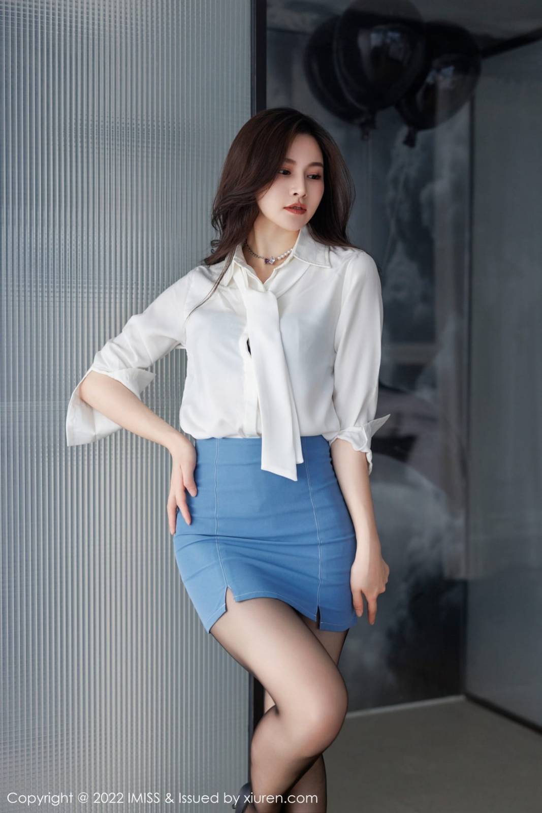 爱蜜社气质美女Vanessa白色上衣搭配蓝色短裙OL系列性感写真