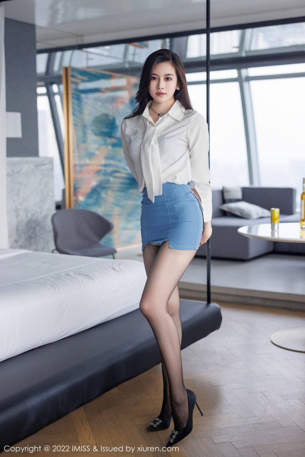 爱蜜社气质美女Vanessa白色上衣搭配蓝色短裙OL系列性感写真-5