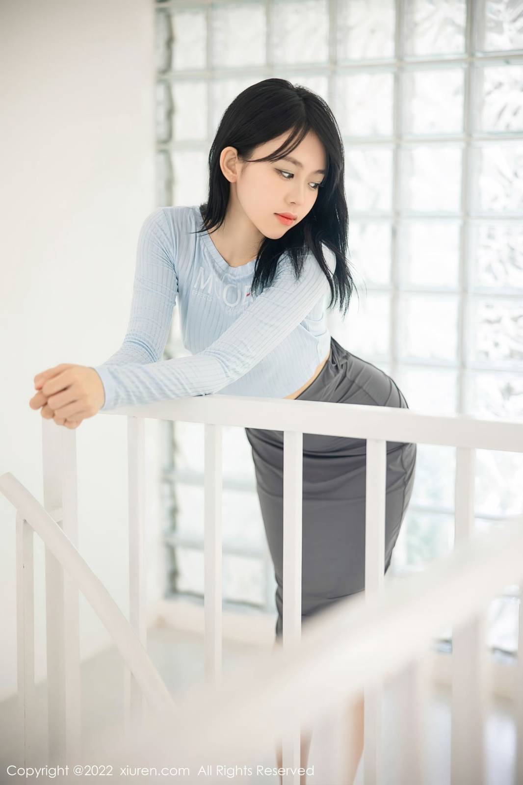 秀人网美女模特小奶瓶呜呜淡色上衣搭配灰色短裙大理旅拍-14