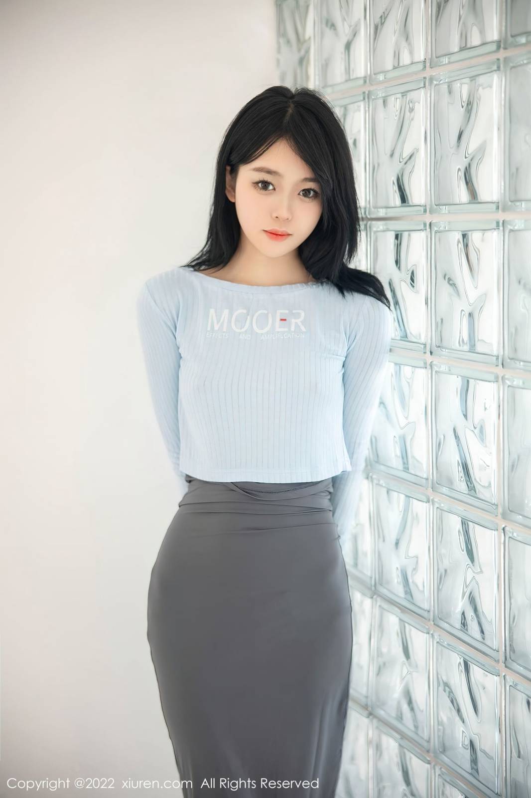 秀人网美女模特小奶瓶呜呜淡色上衣搭配灰色短裙大理旅拍-12