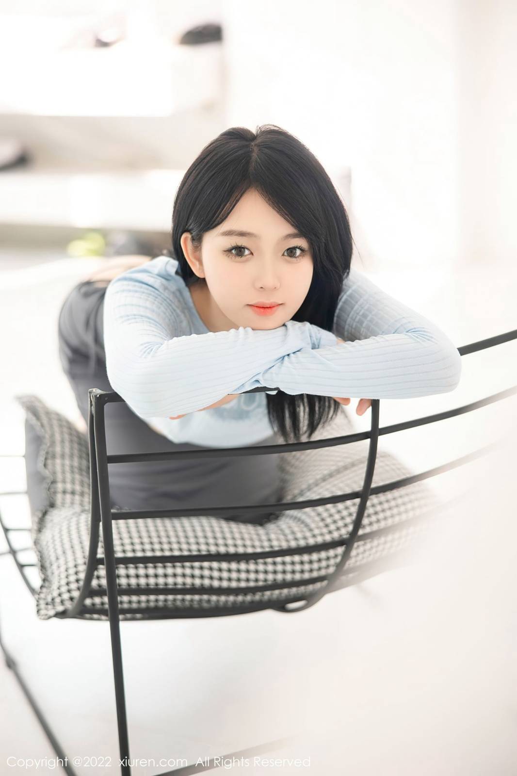 秀人网美女模特小奶瓶呜呜淡色上衣搭配灰色短裙大理旅拍-24