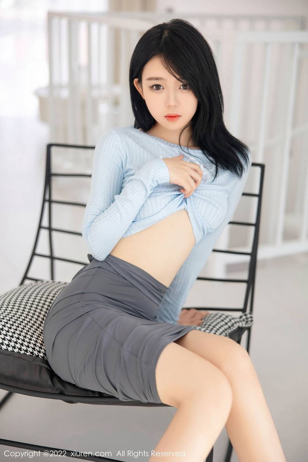 秀人网美女模特小奶瓶呜呜淡色上衣搭配灰色短裙大理旅拍-34