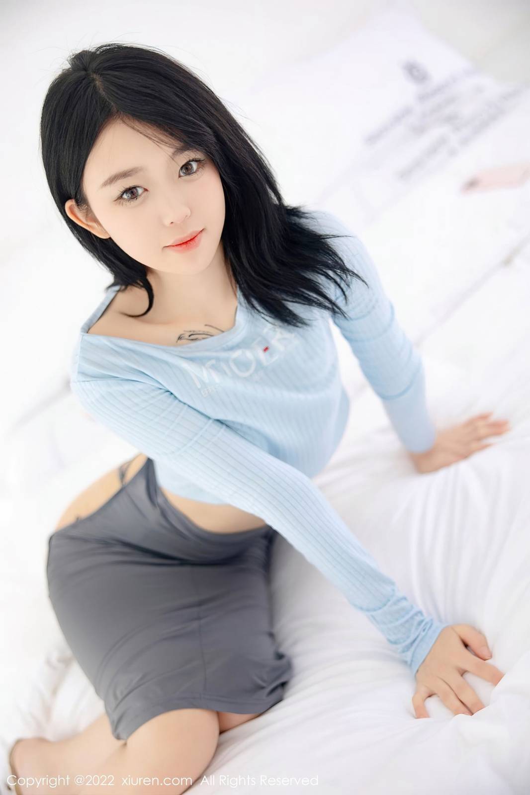 秀人网美女模特小奶瓶呜呜淡色上衣搭配灰色短裙大理旅拍-38