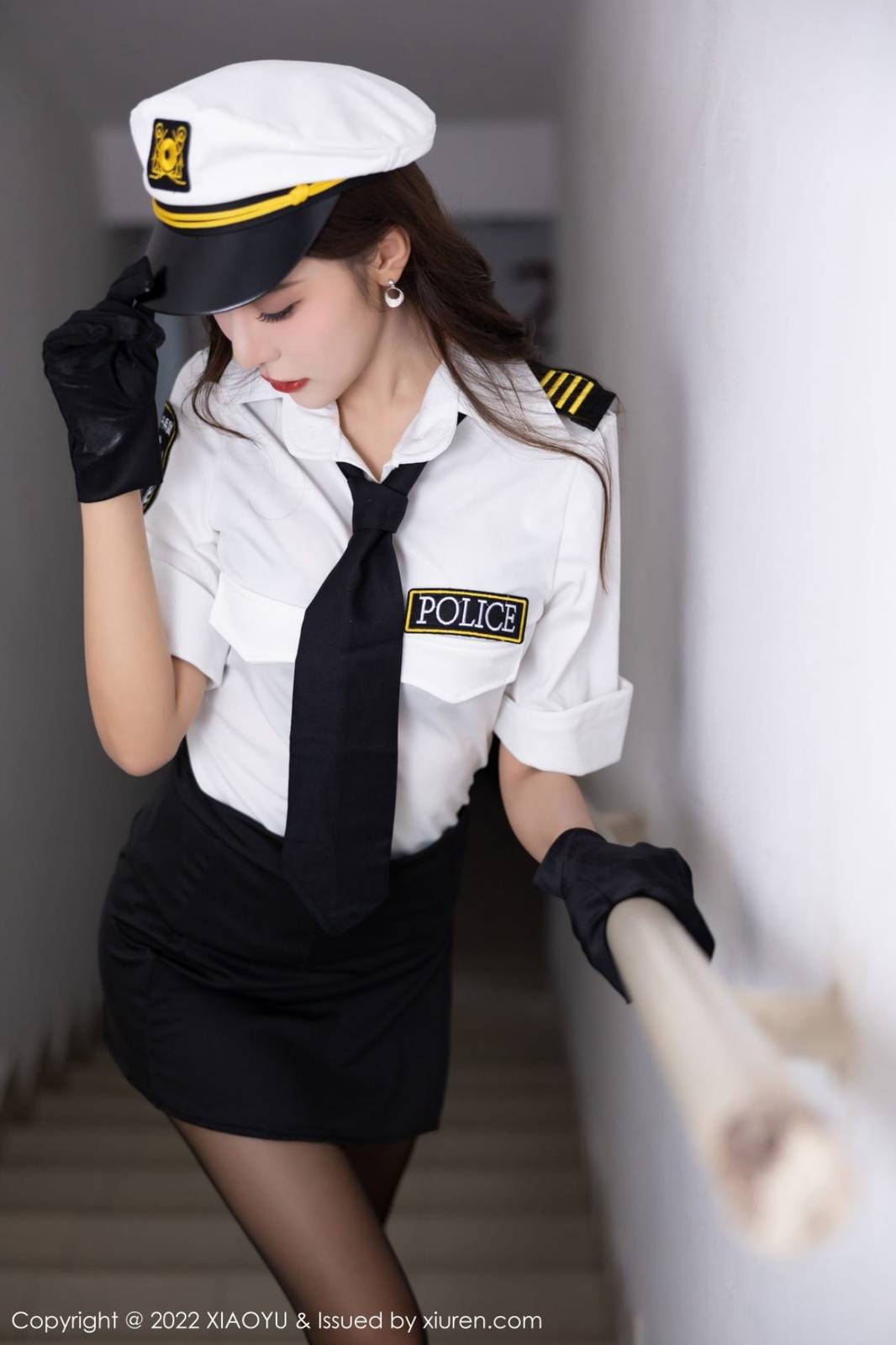 语画界性感女神王馨瑶yanni女警制服搭配黑丝美腿写真