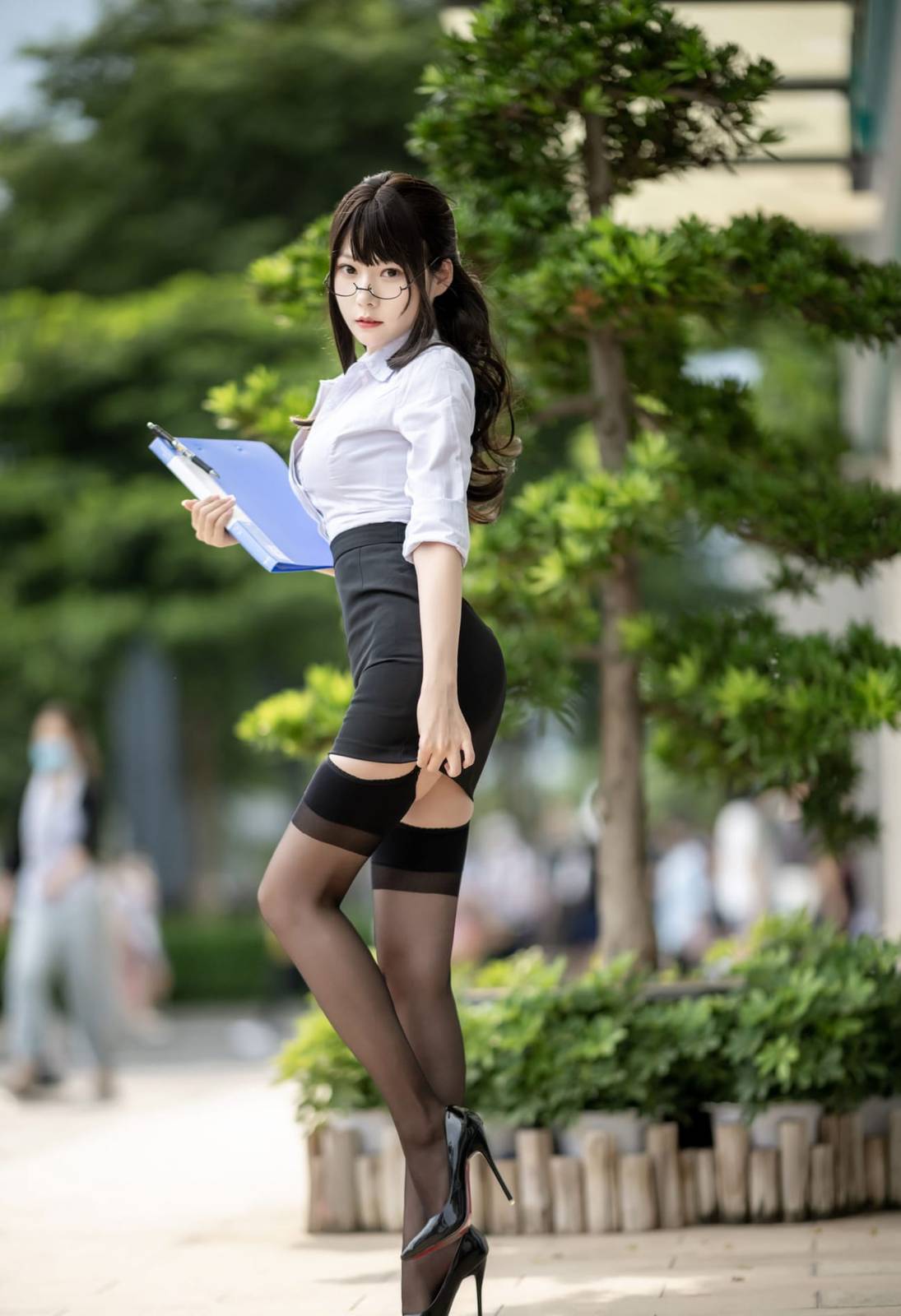 网络美女香草喵露露白衬衫黑丝美腿职场OL系列性感写真-9