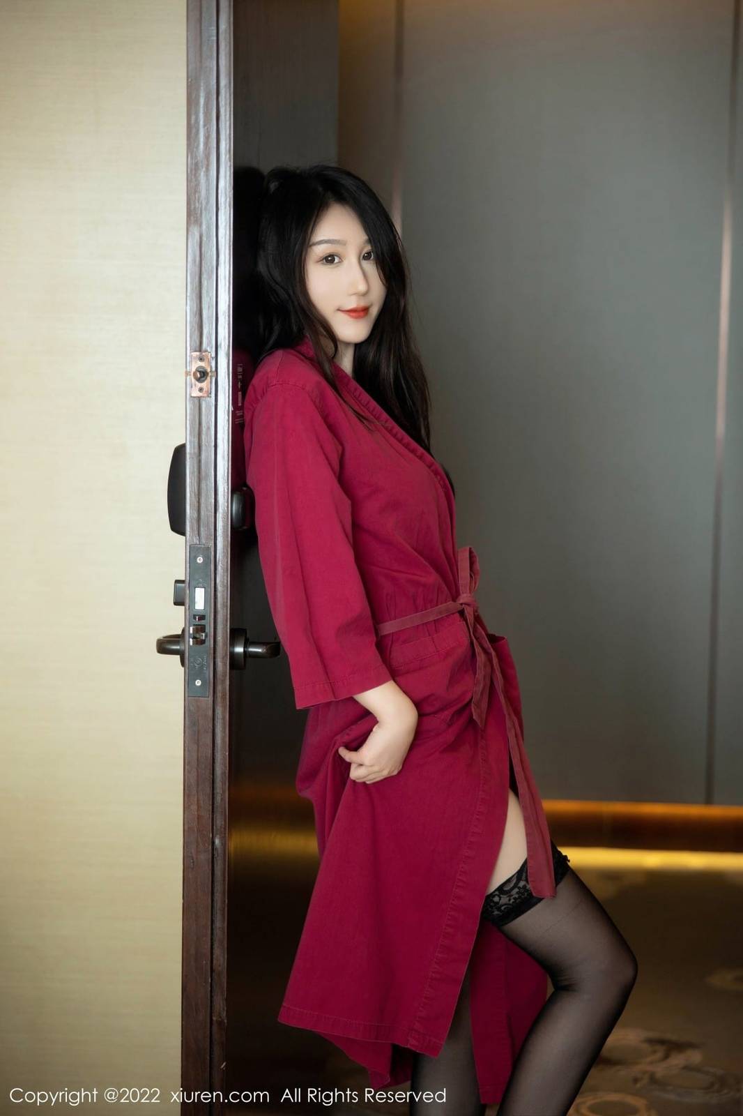 秀人网新人模特薇薇酱红色浴袍御姐气息妩媚动人首套写真-4