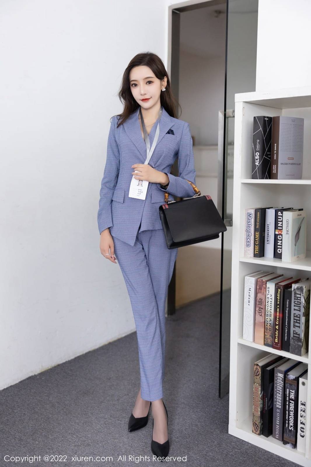 秀人网性感女神王馨瑶yanni蓝灰色职业装诱人灰丝系列写真