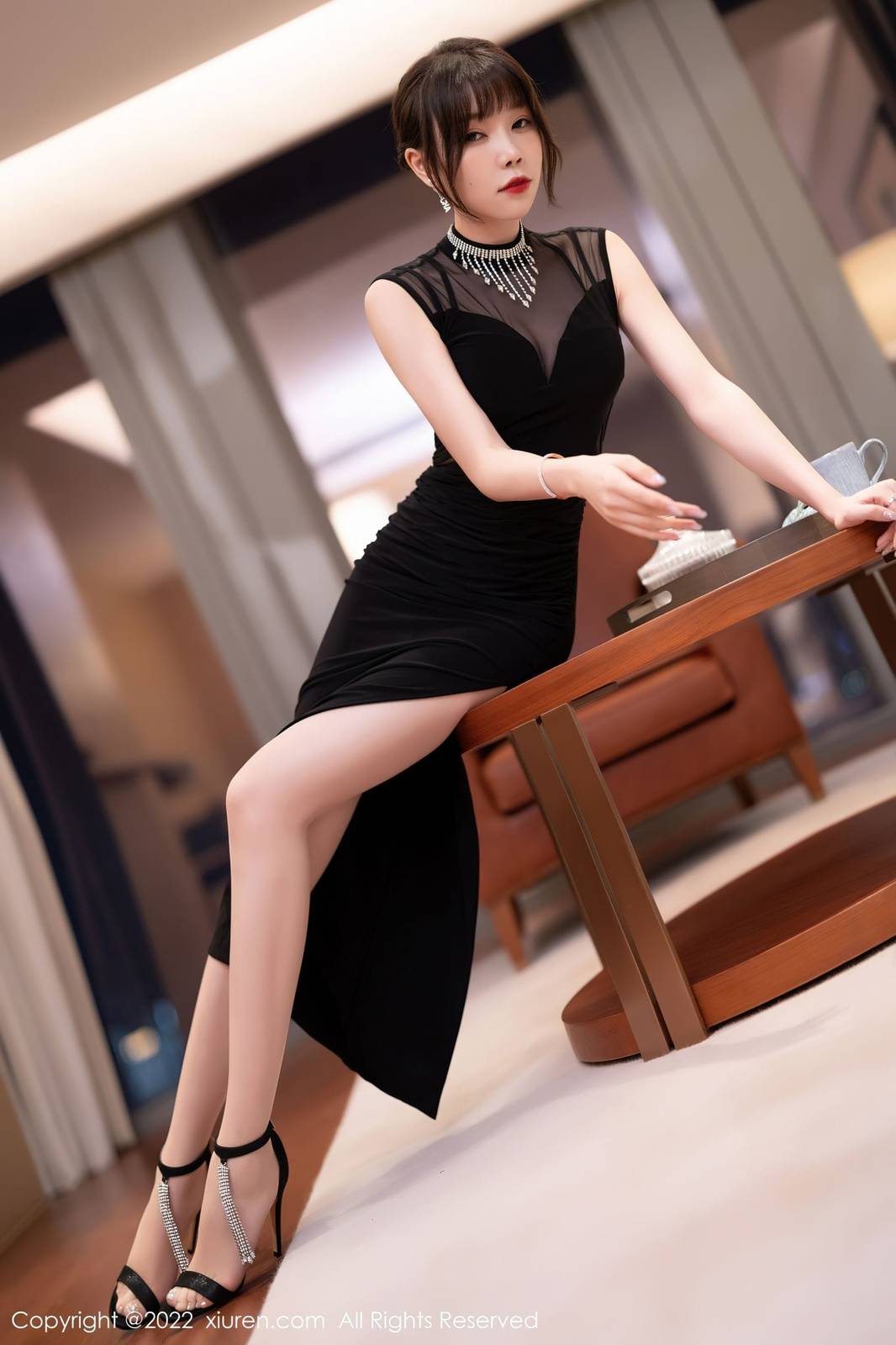 秀人网性感女神徐莉芝Booty黑色连衣裙搭配原色丝袜写真-8