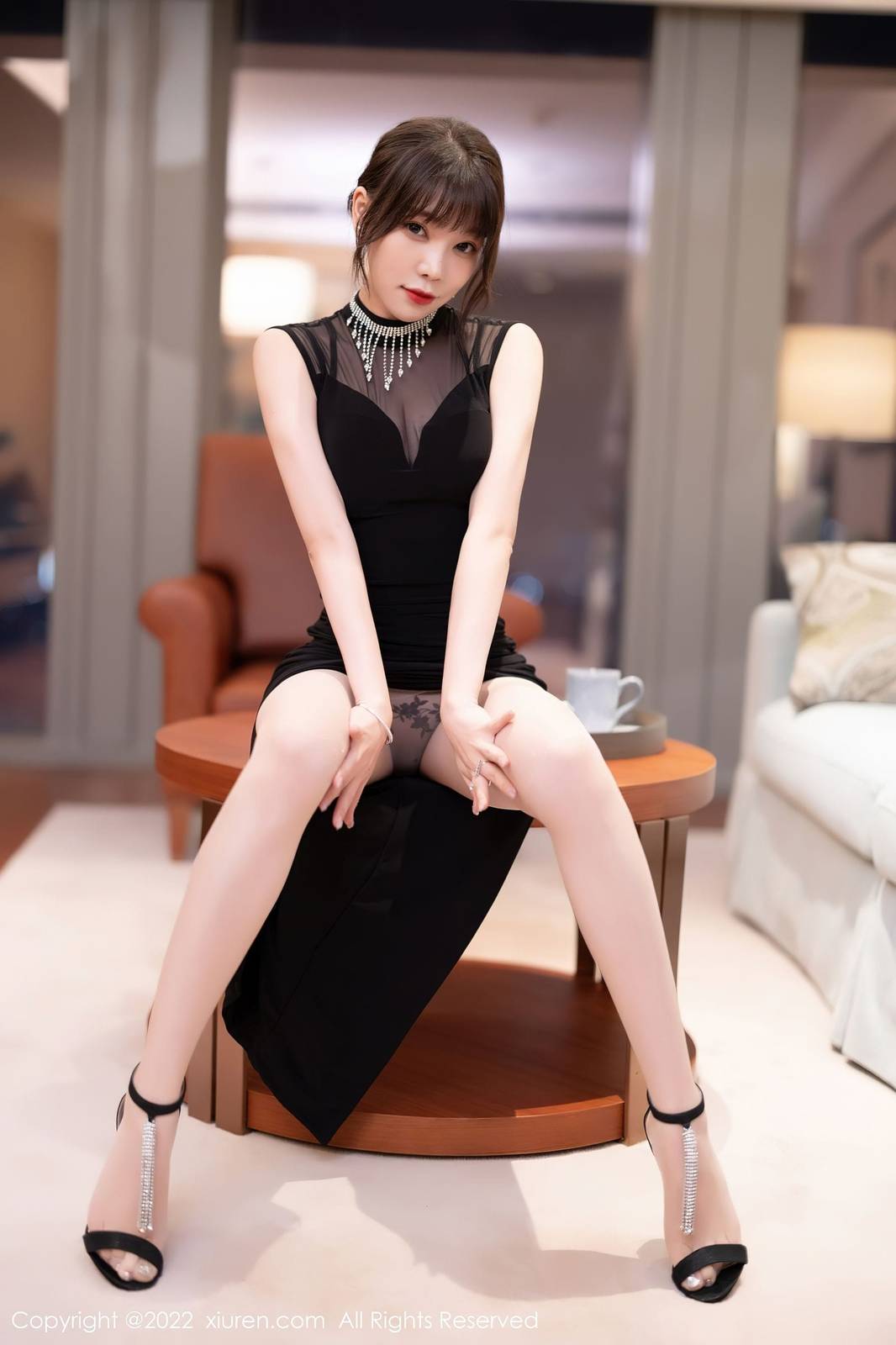 秀人网性感女神徐莉芝Booty黑色连衣裙搭配原色丝袜写真-11