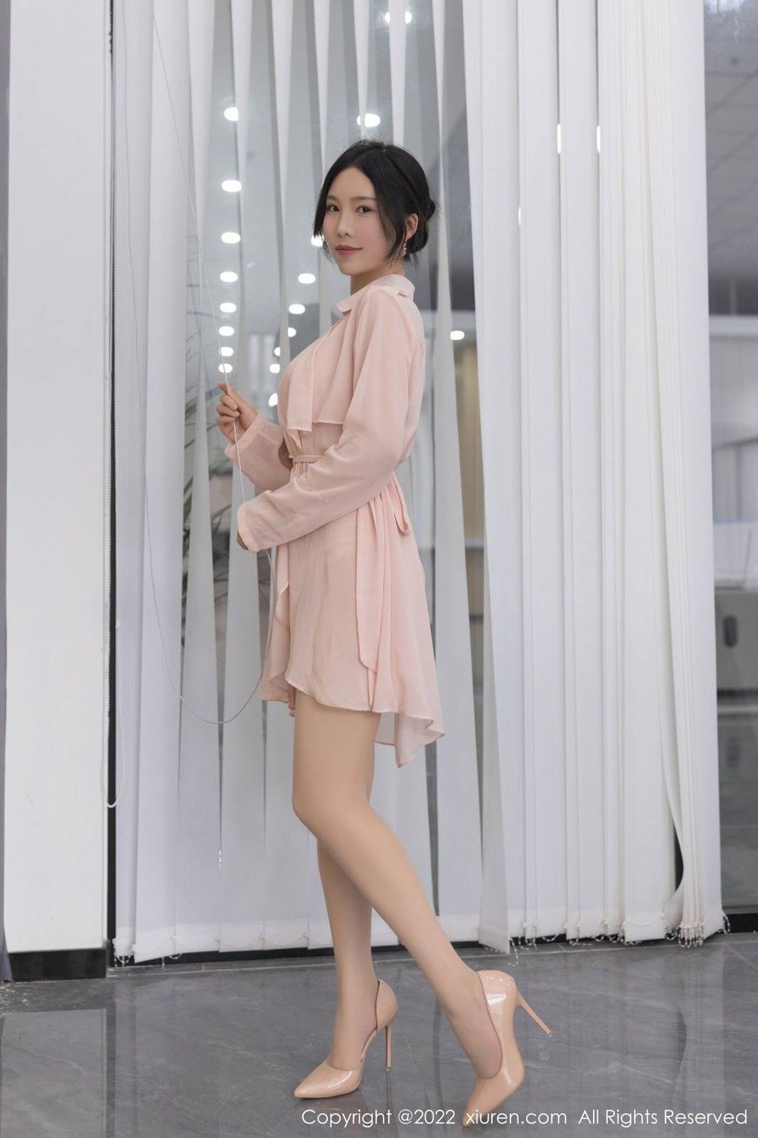 秀人网美女模特抖娘利世粉色连衣短裙OL装扮性感写真-16