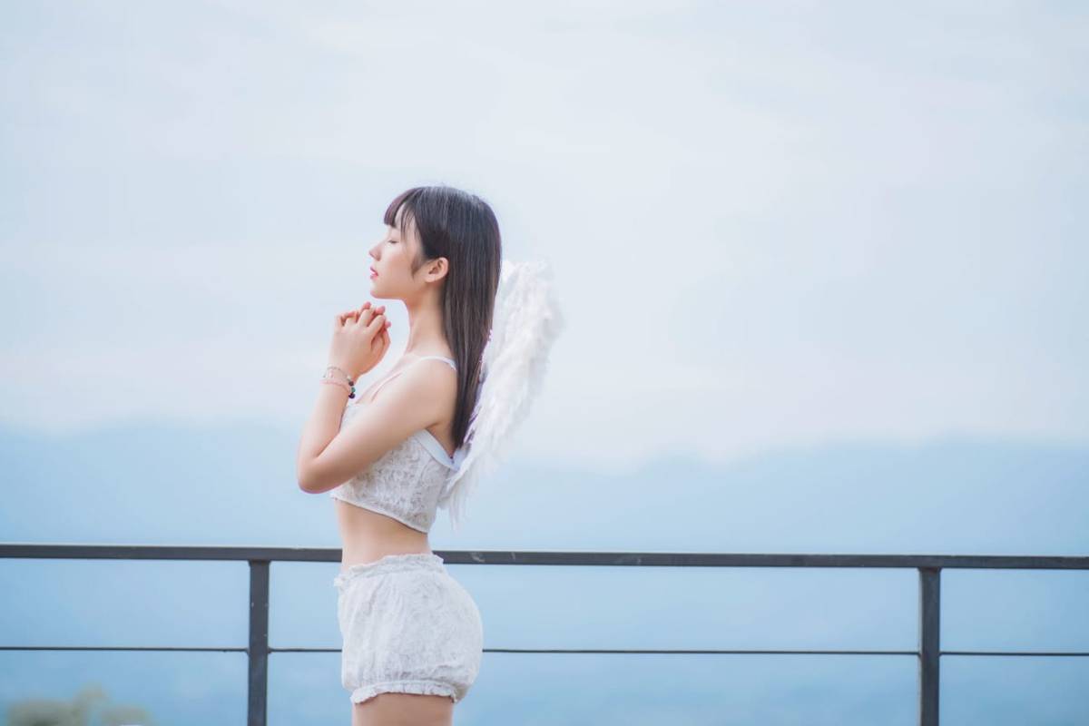 网络红人镜酱白色天使翅膀多套服饰黑长直清纯写真-13