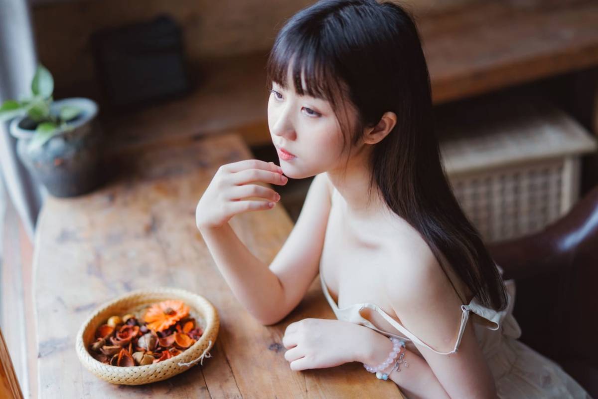 网络红人镜酱白色天使翅膀多套服饰黑长直清纯写真-47