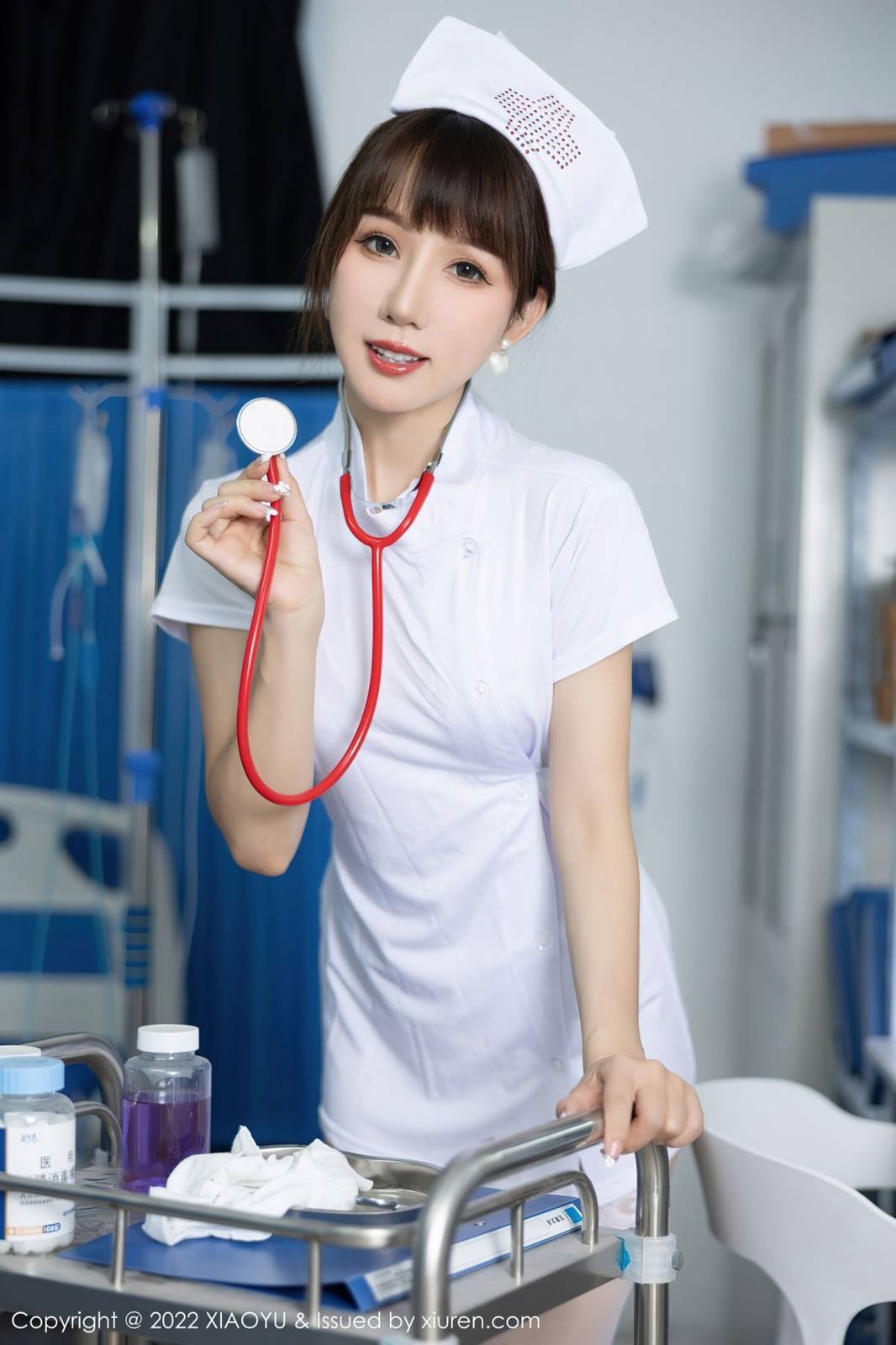 语画界新人模特波巧酱护士制服搭配白色丝袜苗条身材写真-3