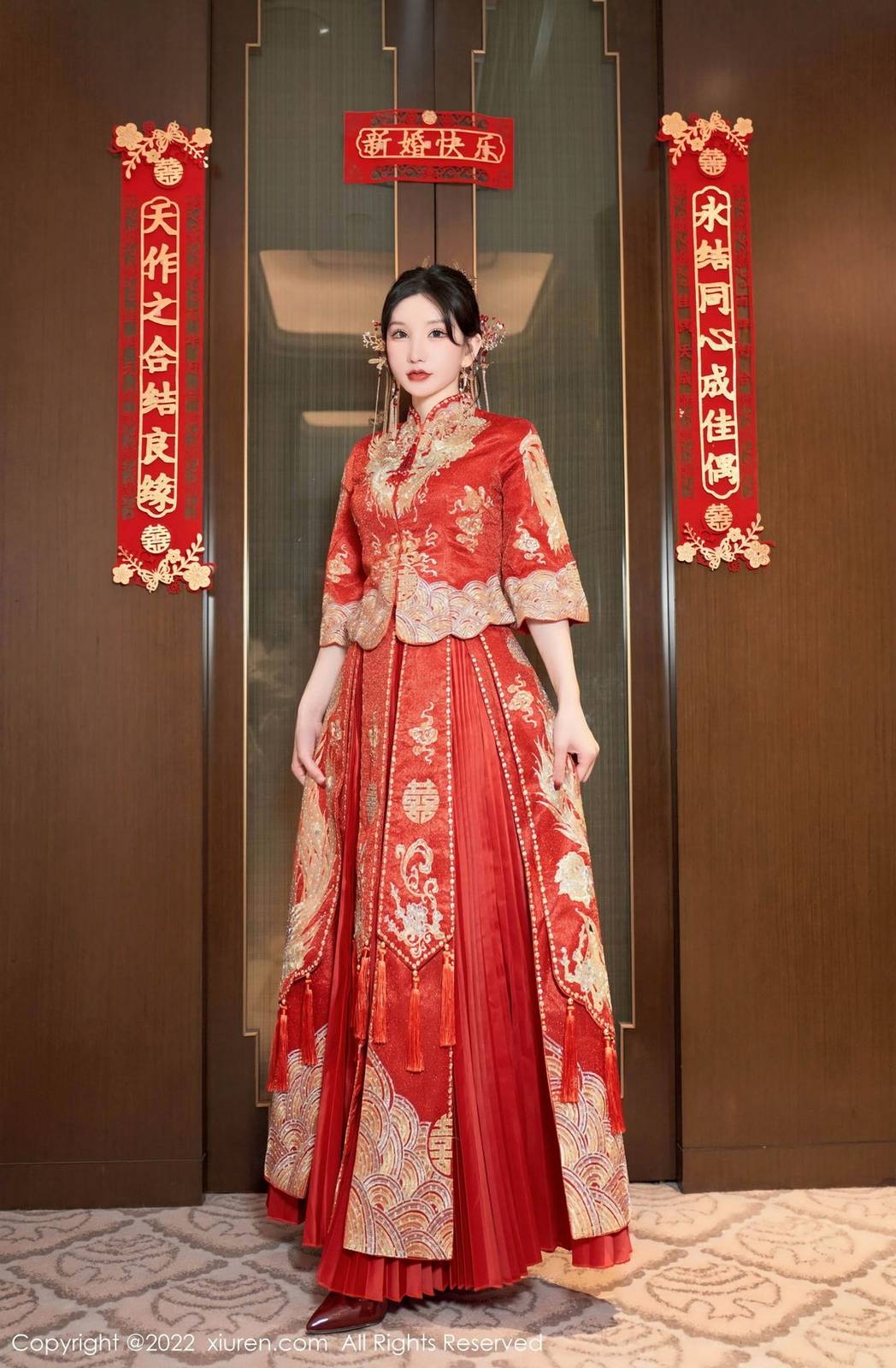 秀人网性感女神周于希Sally大红新娘装扮喜庆主题心愿旅拍-8