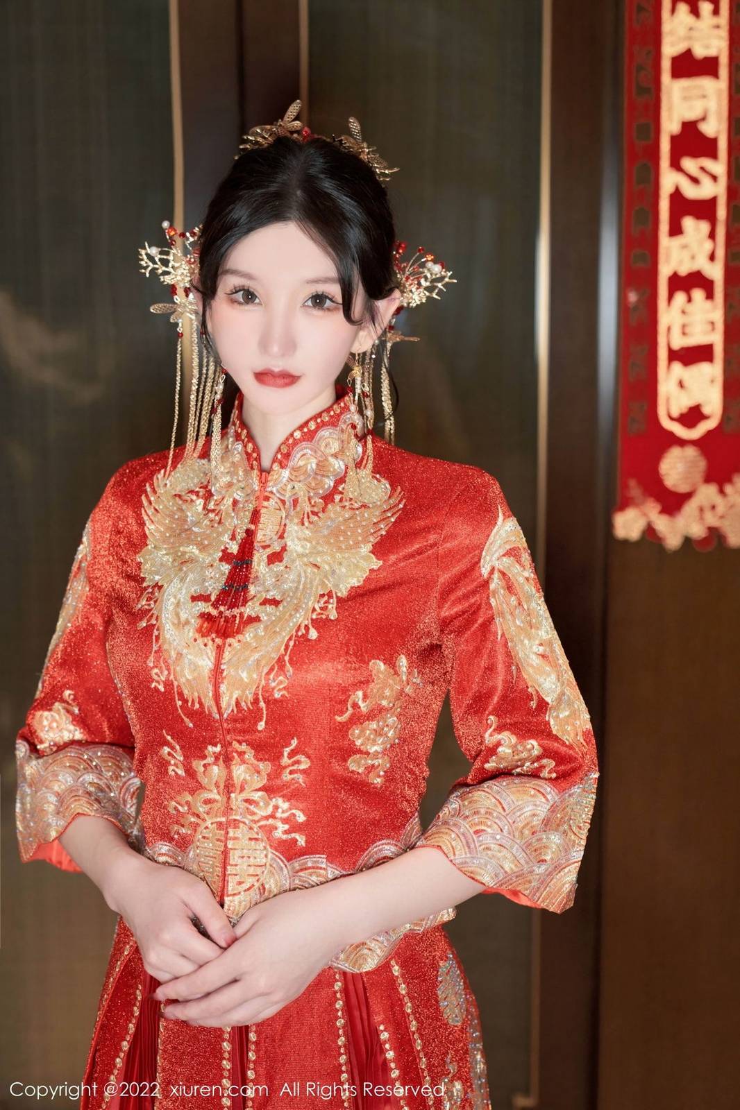 秀人网性感女神周于希Sally大红新娘装扮喜庆主题心愿旅拍-11