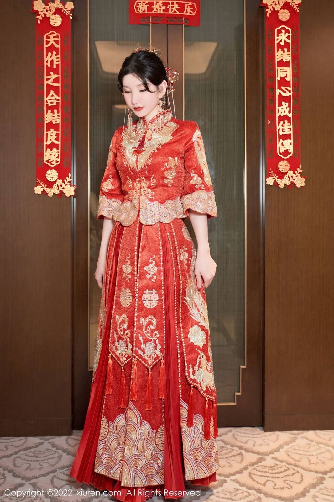 秀人网性感女神周于希Sally大红新娘装扮喜庆主题心愿旅拍-10