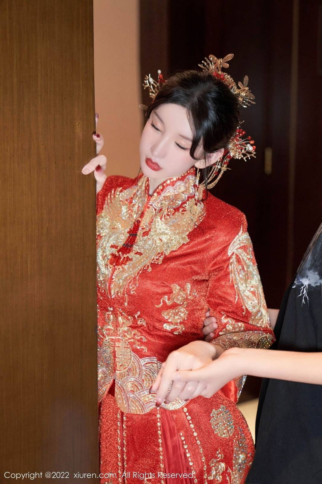 秀人网性感女神周于希Sally大红新娘装扮喜庆主题心愿旅拍-13