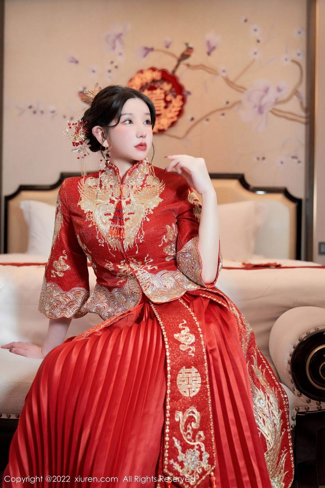 秀人网性感女神周于希Sally大红新娘装扮喜庆主题心愿旅拍-18