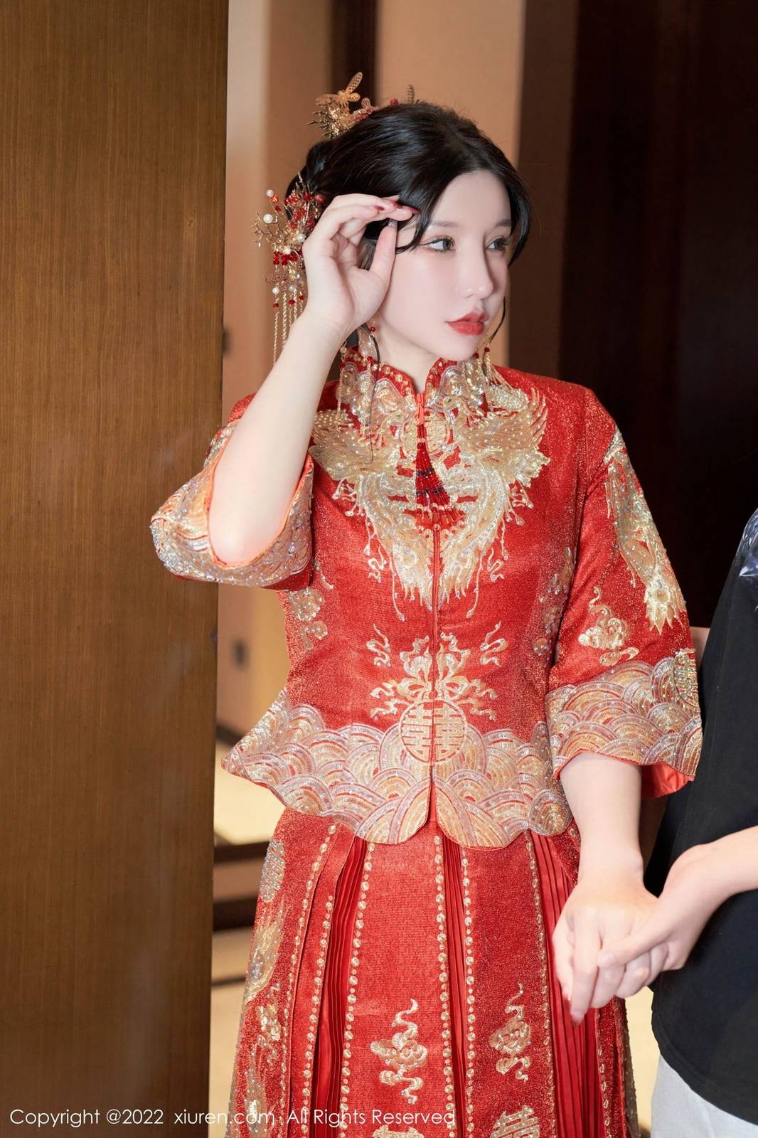 秀人网性感女神周于希Sally大红新娘装扮喜庆主题心愿旅拍-15