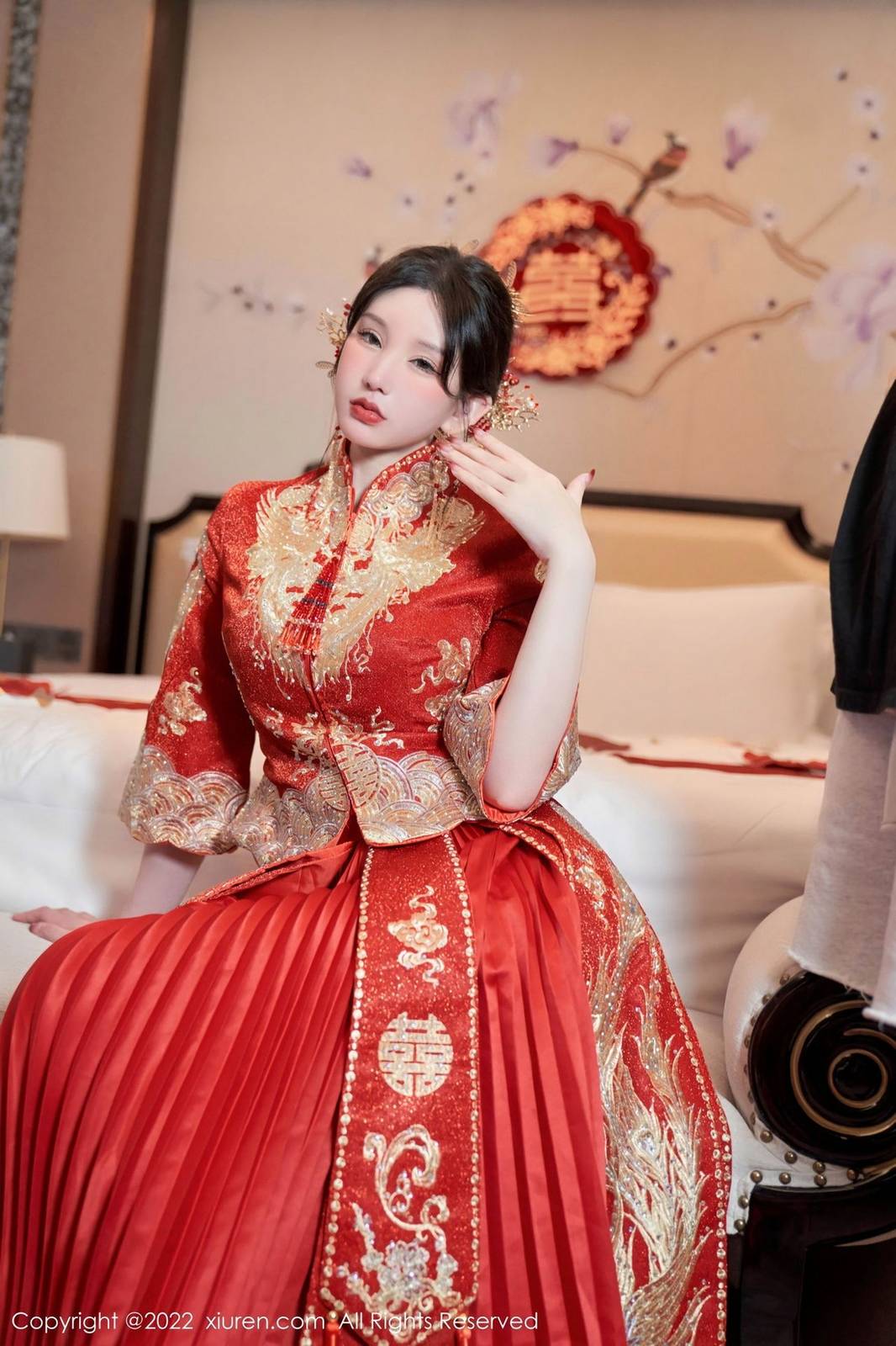 秀人网性感女神周于希Sally大红新娘装扮喜庆主题心愿旅拍-17