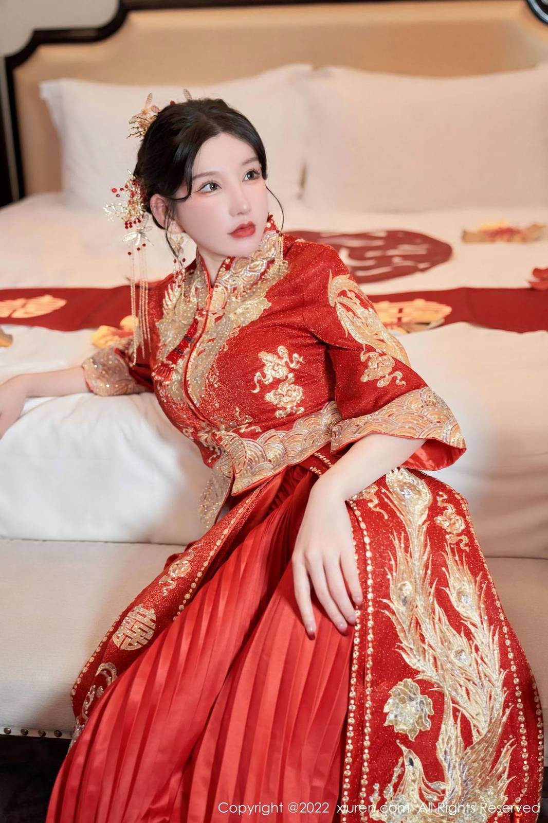 秀人网性感女神周于希Sally大红新娘装扮喜庆主题心愿旅拍-16