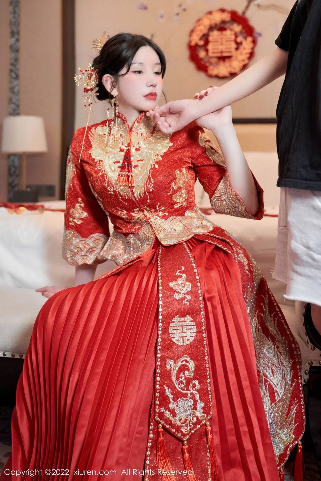 秀人网性感女神周于希Sally大红新娘装扮喜庆主题心愿旅拍-19