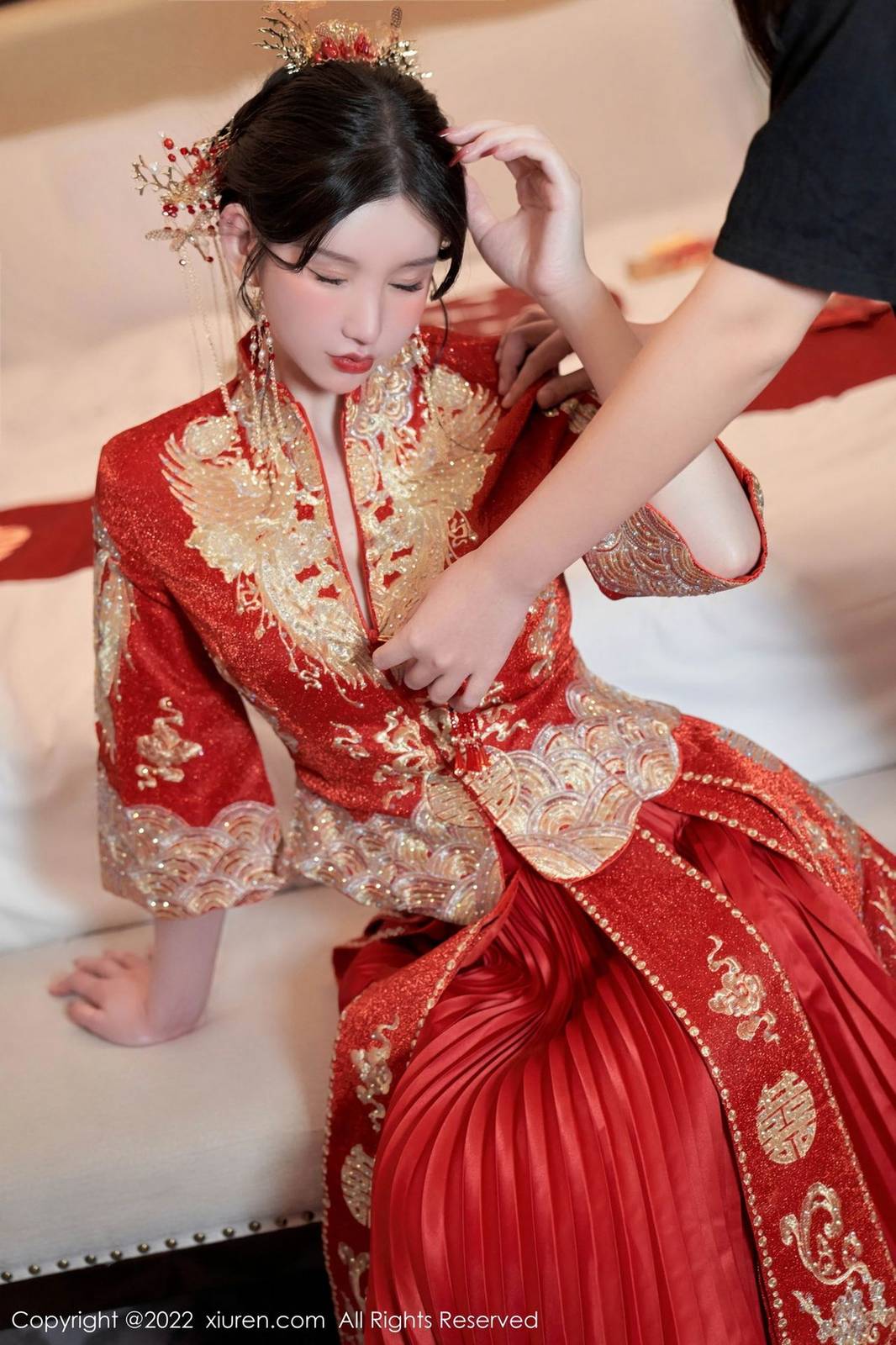 秀人网性感女神周于希Sally大红新娘装扮喜庆主题心愿旅拍-20