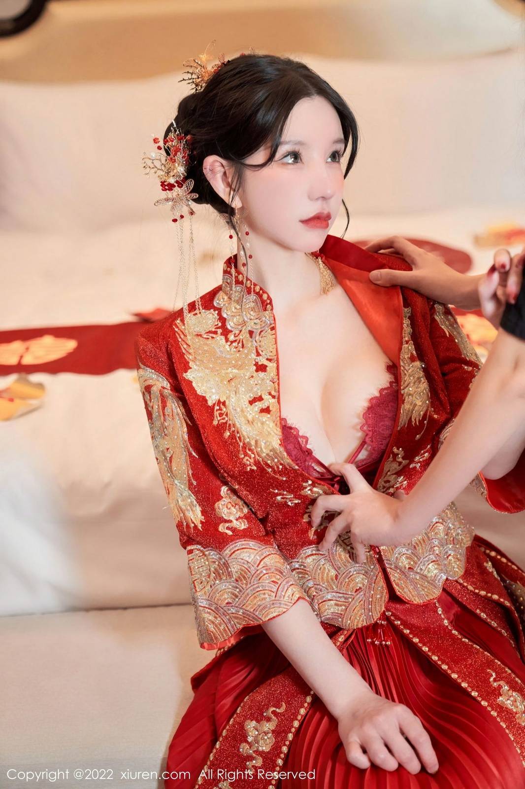 秀人网性感女神周于希Sally大红新娘装扮喜庆主题心愿旅拍-23