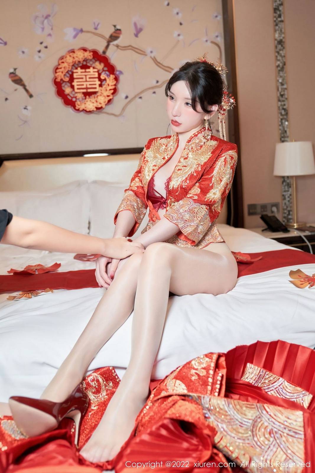 秀人网性感女神周于希Sally大红新娘装扮喜庆主题心愿旅拍-27