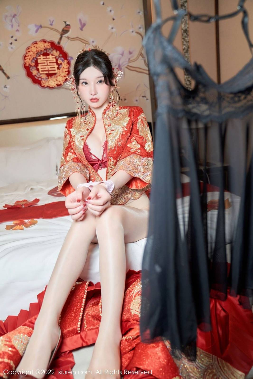 秀人网性感女神周于希Sally大红新娘装扮喜庆主题心愿旅拍-30