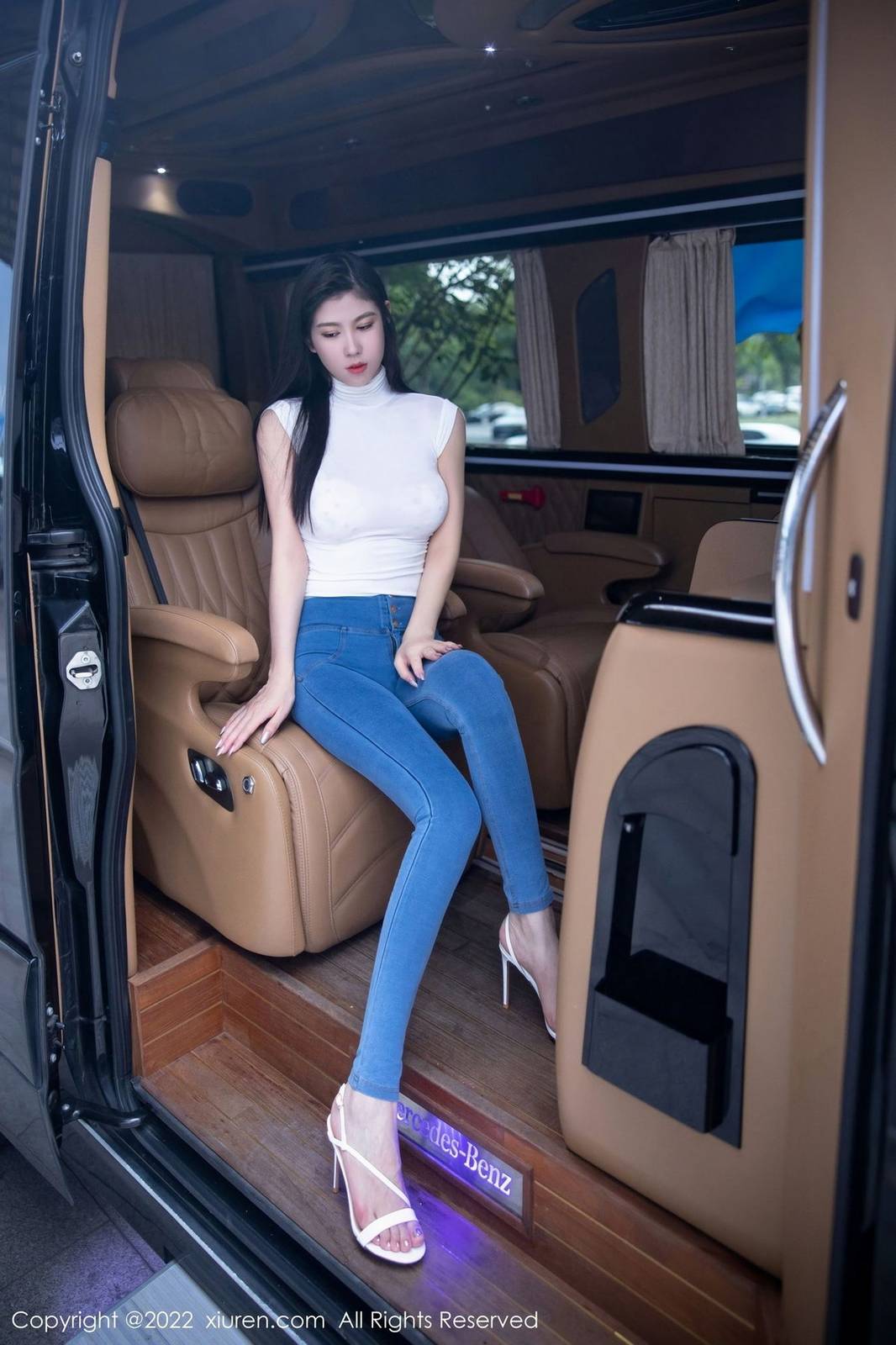 秀人网美女模特李雅柔白色上衣搭配蓝色牛仔裤私房写真