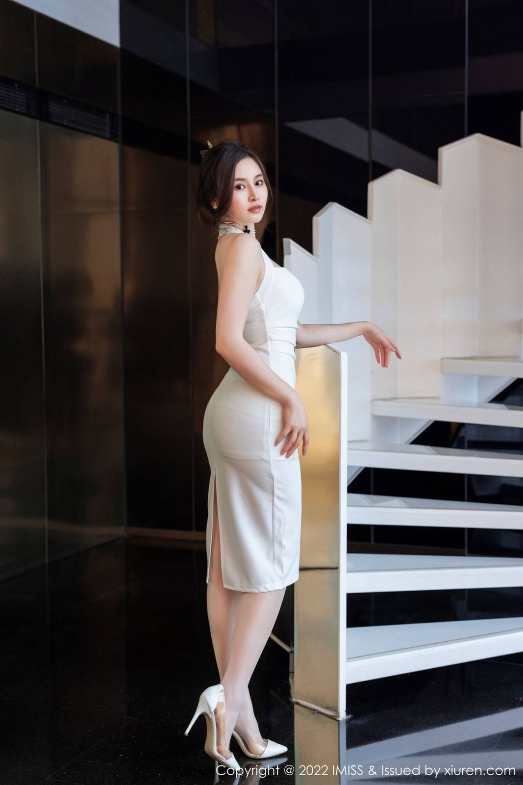 爱蜜社气质美女Vanessa白色连衣长裙搭配原色丝袜性感写真-12