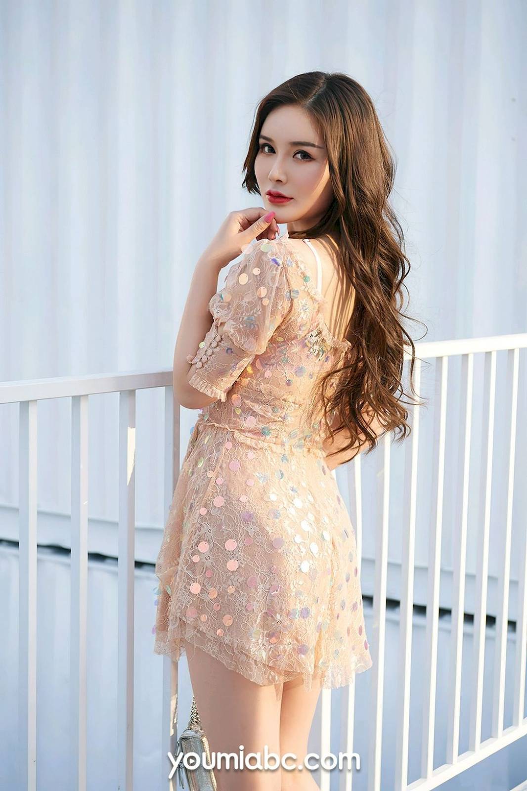 YouMi尤蜜模特陈宇曦连衣裙完美身材户外阳光系列性感写真-9