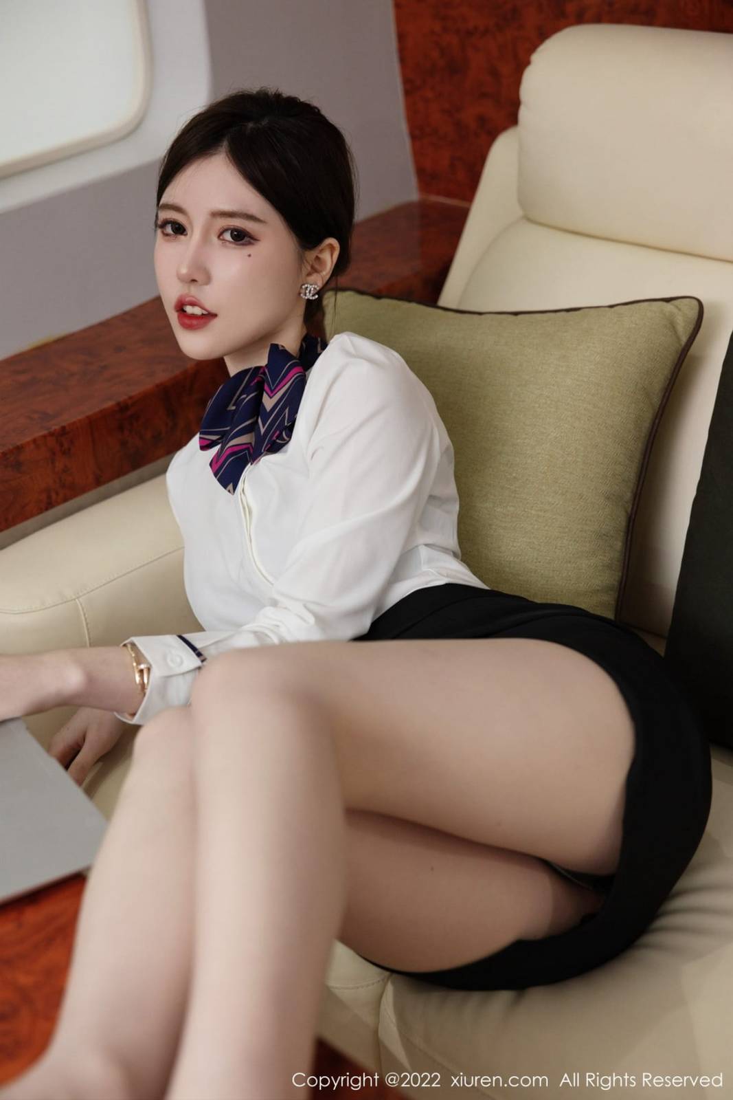 秀人网美女模特美桃酱白衬衫搭配丝袜美腿OL系列性感写真-15
