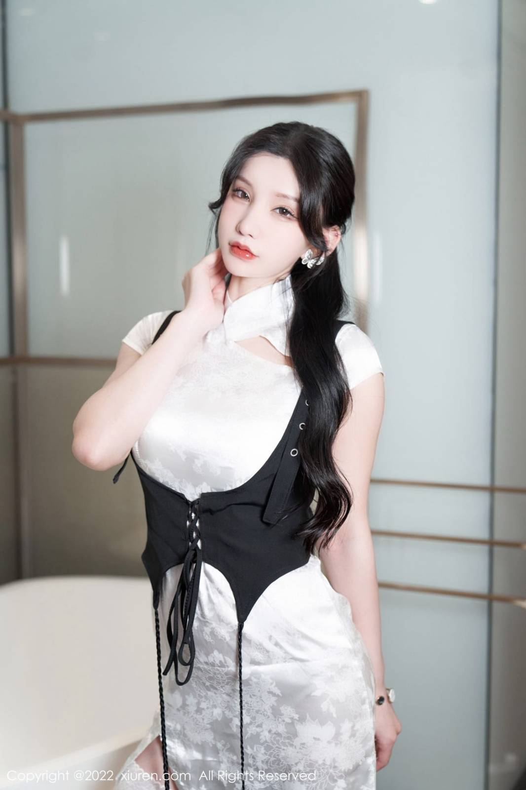 秀人网性感女神周于希Sally白色旗袍服饰搭配诱人丝袜写真-10