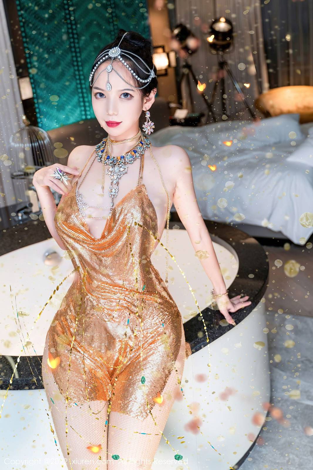 秀人网美女模特大美媚京闪亮吊裙异域风情黄金甲系列写真-4