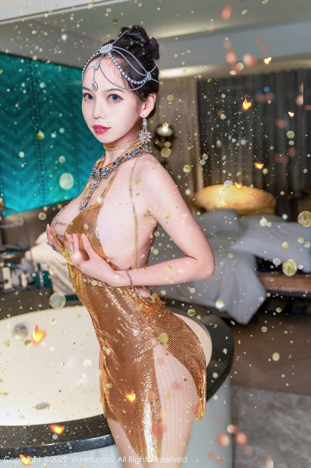 秀人网美女模特大美媚京闪亮吊裙异域风情黄金甲系列写真-9