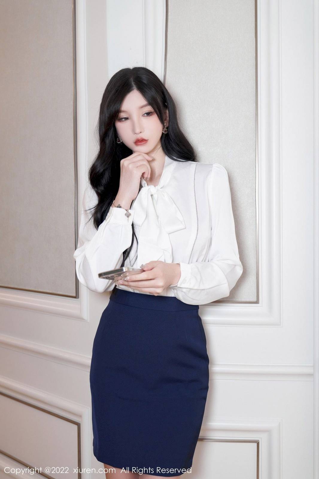 秀人网性感女神周于希Sally白色上衣搭配蓝色短裙心愿旅拍-3