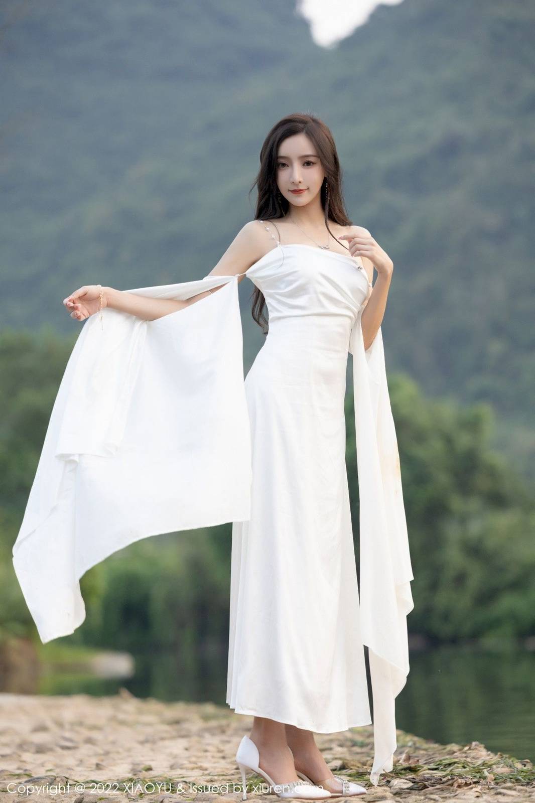 语画界性感女神王馨瑶yanni白色露肩长裙户外场景杭州旅拍-10