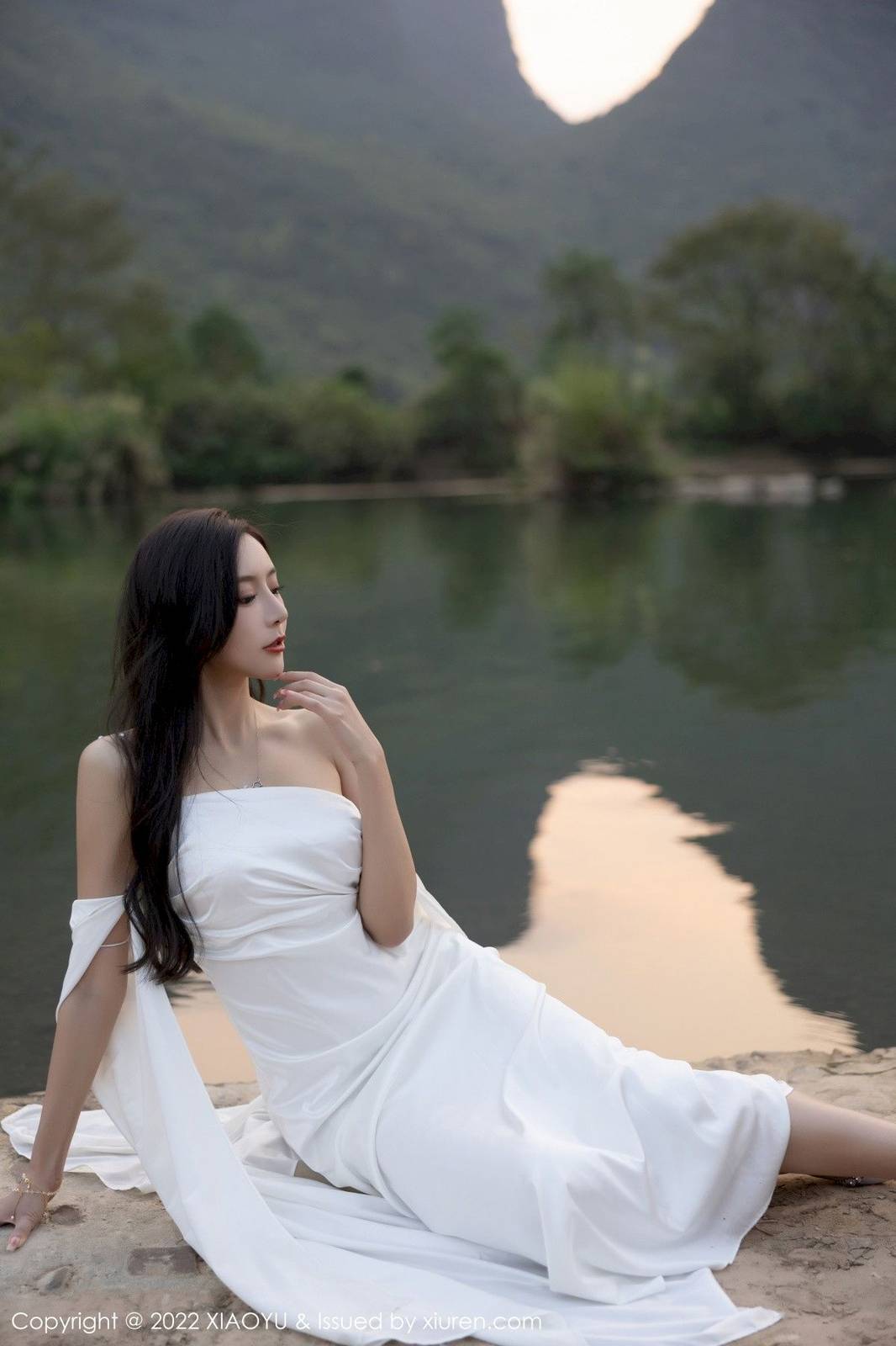 语画界性感女神王馨瑶yanni白色露肩长裙户外场景杭州旅拍-12