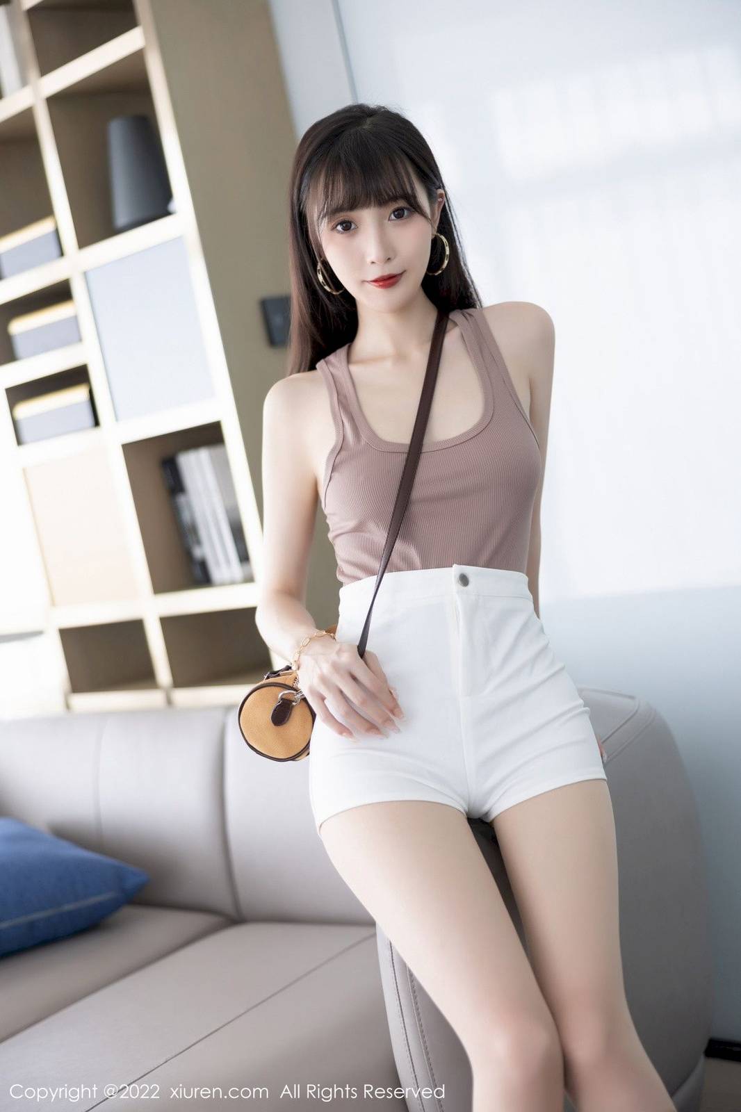 秀人网美女模特林星阑咖啡色高开叉服饰白色短裙性感写真-7