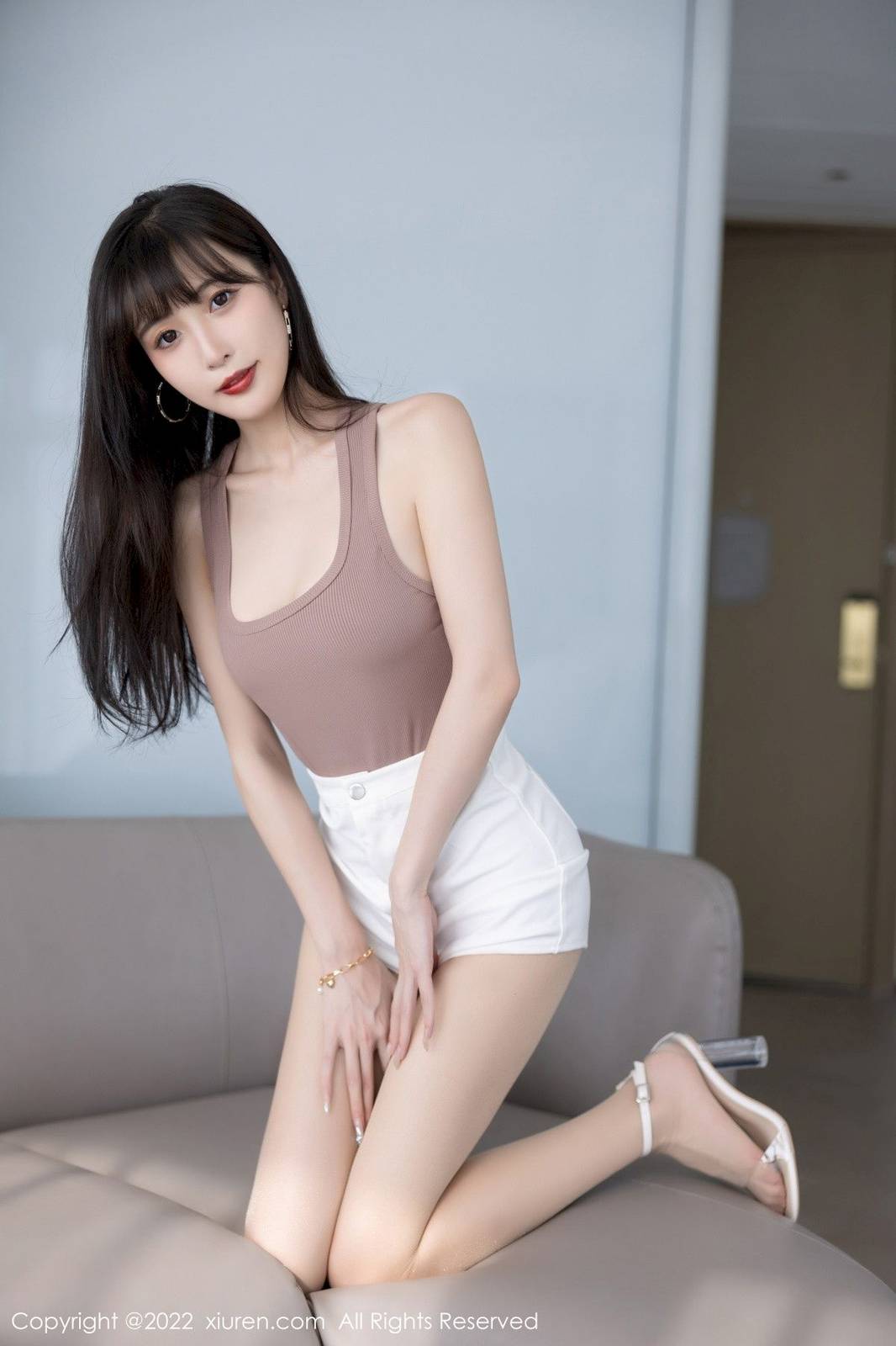 秀人网美女模特林星阑咖啡色高开叉服饰白色短裙性感写真-25